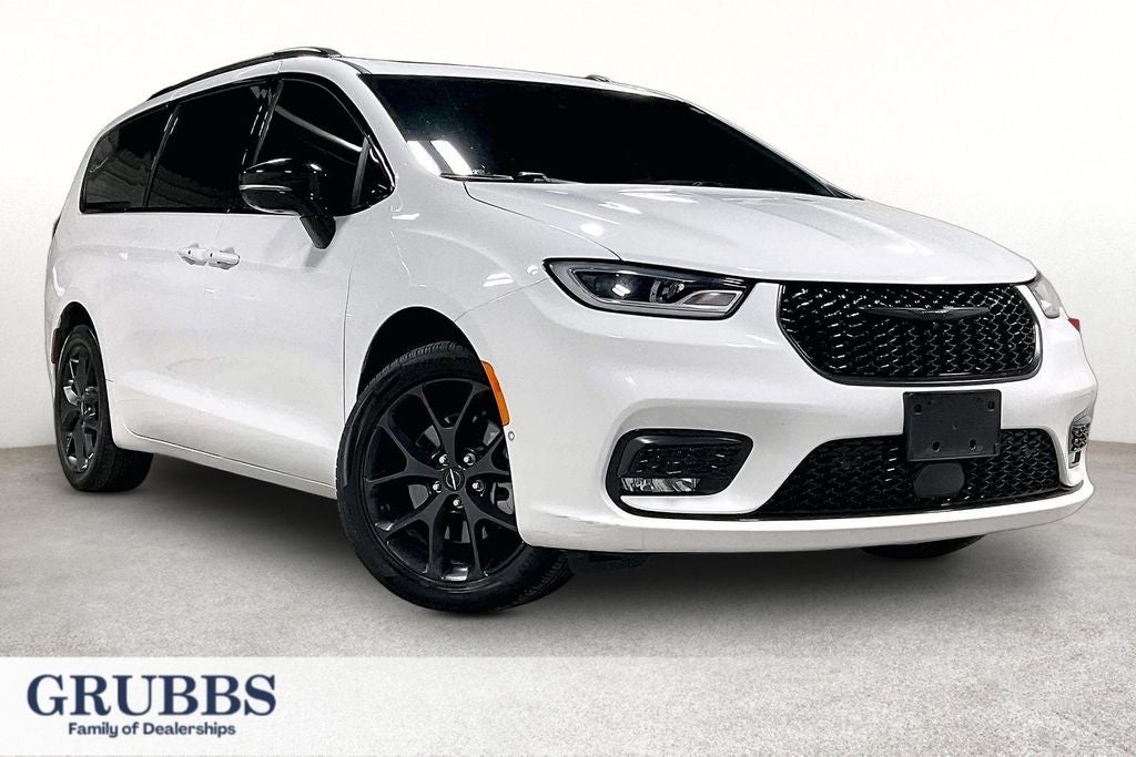 2024 Chrysler Pacifica Limited in Bright White Clearcoat — front three-quarter view
